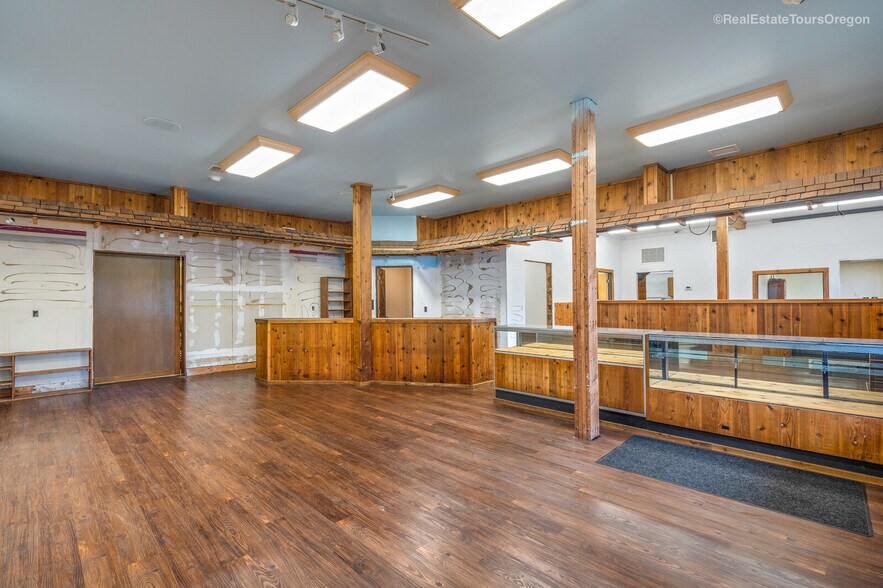 More Photos Of 10791 Oak St NE, Donald Showroom For Sale