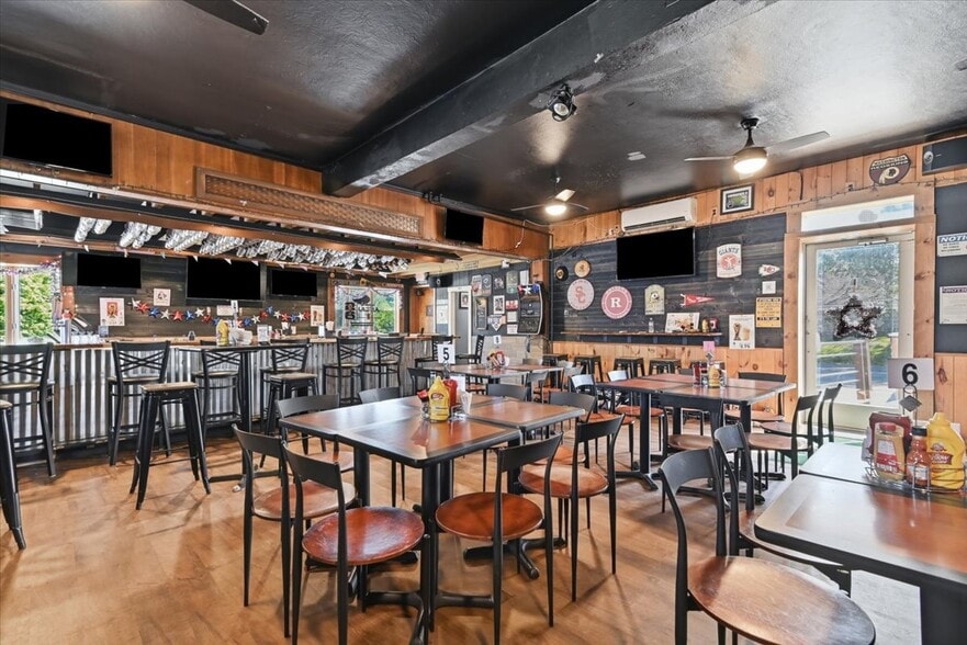 More Photos Of 10 E Lehigh St, Summit Hill Restaurant For Sale