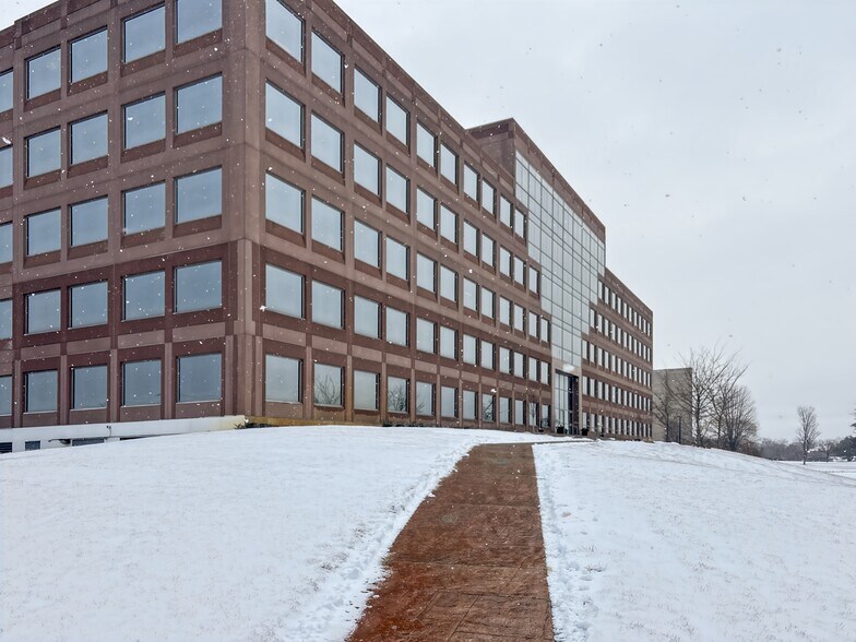 More Photos Of 1333 Burr Ridge Pky, Burr Ridge Coworking Space