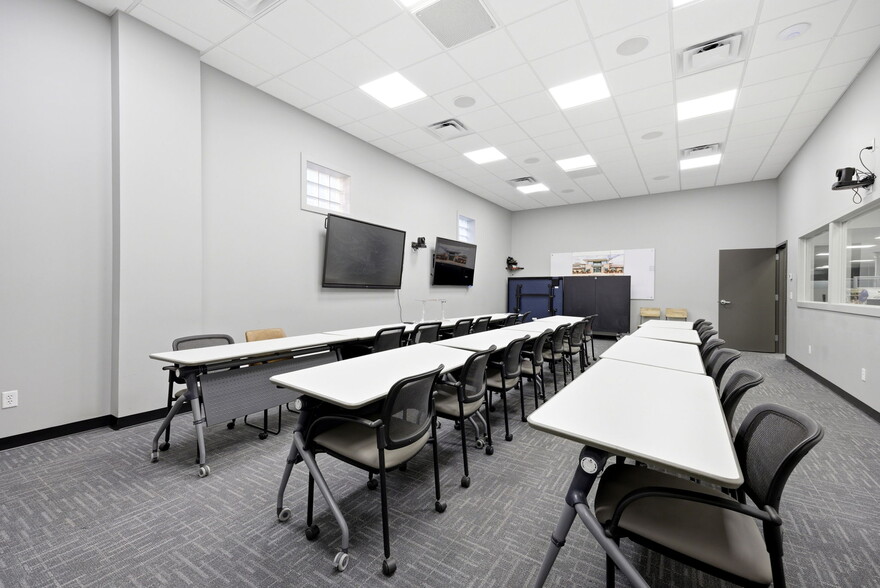 More Photos Of 326 SE Douglas St, Lees Summit Office For Sale