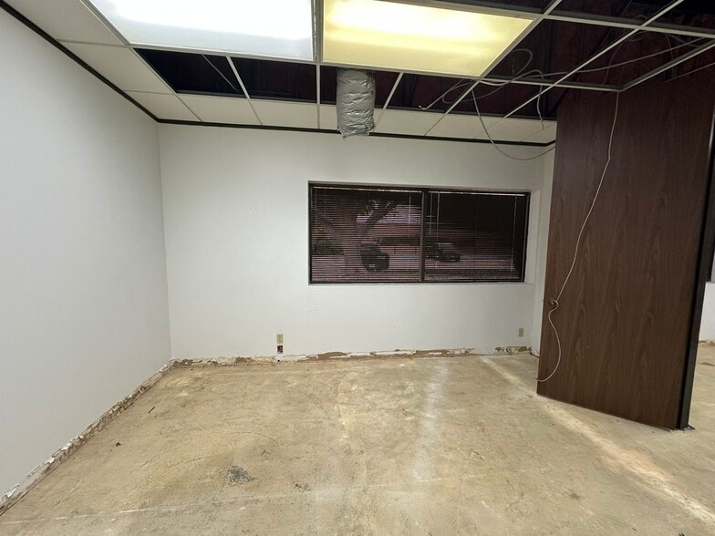 More Photos Of 10595 Westoffice Dr, Houston Light Distribution For Sale