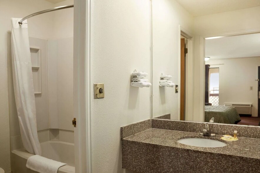 More Photos Of 550 S Florence St, Wichita Hotel For Sale