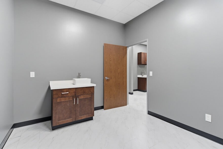 More Photos Of 685 E Grand Blvd, Corona Storefront Retail Office For Lease