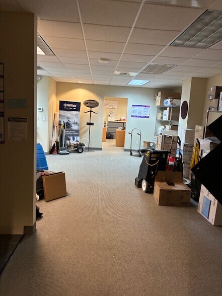 More Photos Of 160 S Turnpike Rd, Wallingford Light Distribution For Lease