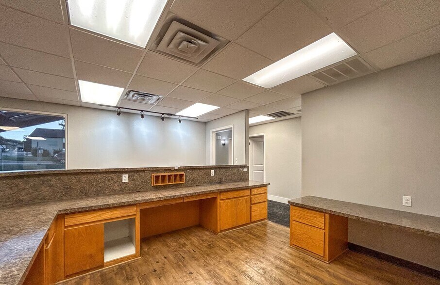 More Photos Of 638 Londonderry Ln, Denton Medical For Lease