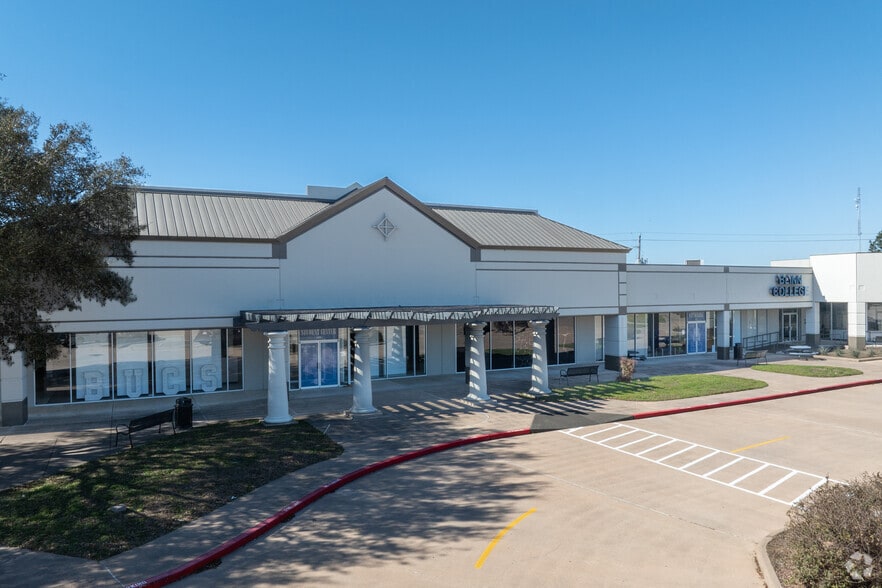 More Photos Of 3701 Outlet Center Dr, Sealy Unknown For Lease