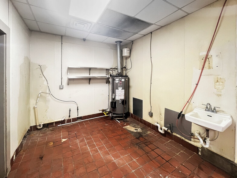 More Photos Of 2701 Lurleen B Wallace Blvd, Northport Restaurant For Lease