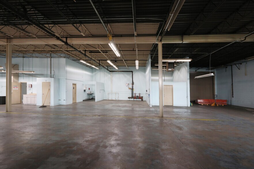 More Photos Of 820 Nicholas Blvd, Elk Grove Village Manufacturing For Lease