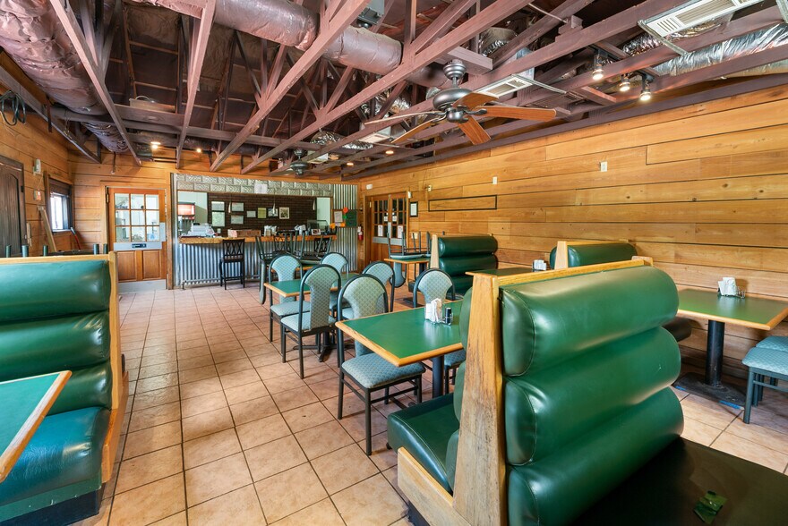 More Photos Of 512 S US Highway 301, Jesup Storefront For Sale
