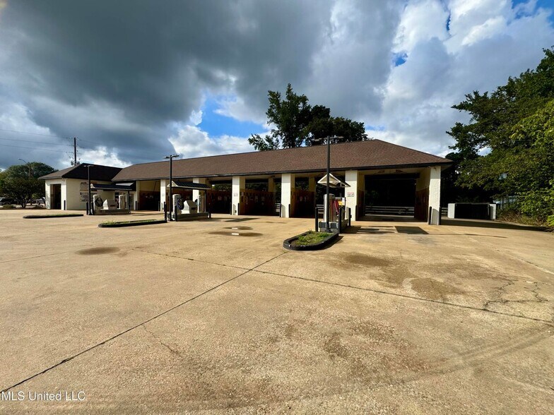 Primary Photo Of 2934 US 51, Hernando Carwash For Sale