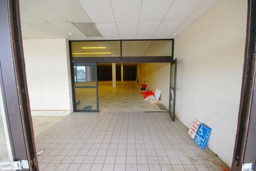 More Photos Of 2820 W Locust St, Davenport Unknown For Lease