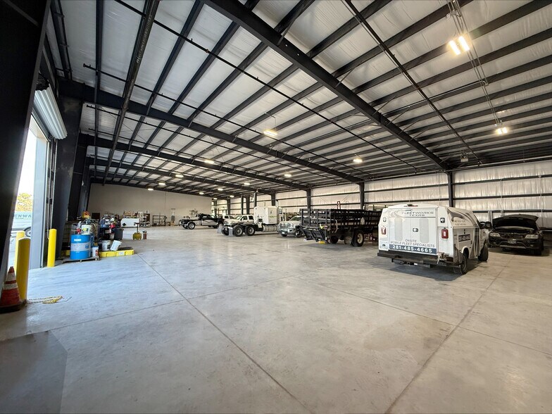 More Photos Of 4409 Rex Rd, Friendswood Warehouse For Lease