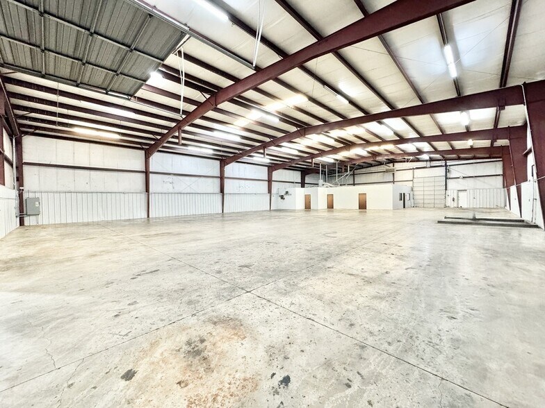 More Photos Of 713 N Morgan Rd, Oklahoma City Warehouse For Lease
