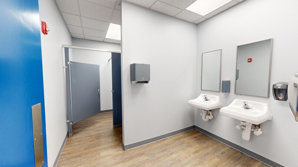 More Photos Of 111 S Lake St, Montgomery Service For Sale