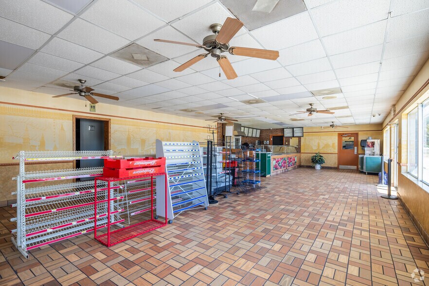 More Photos Of 5 Lane St, Yemassee Storefront For Sale
