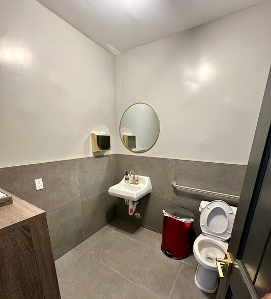 More Photos Of 560 S Paseo Dorotea, Palm Springs Medical For Lease