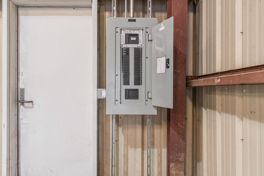 More Photos Of 905-917 Corporation St, Santa Paula Warehouse For Sale