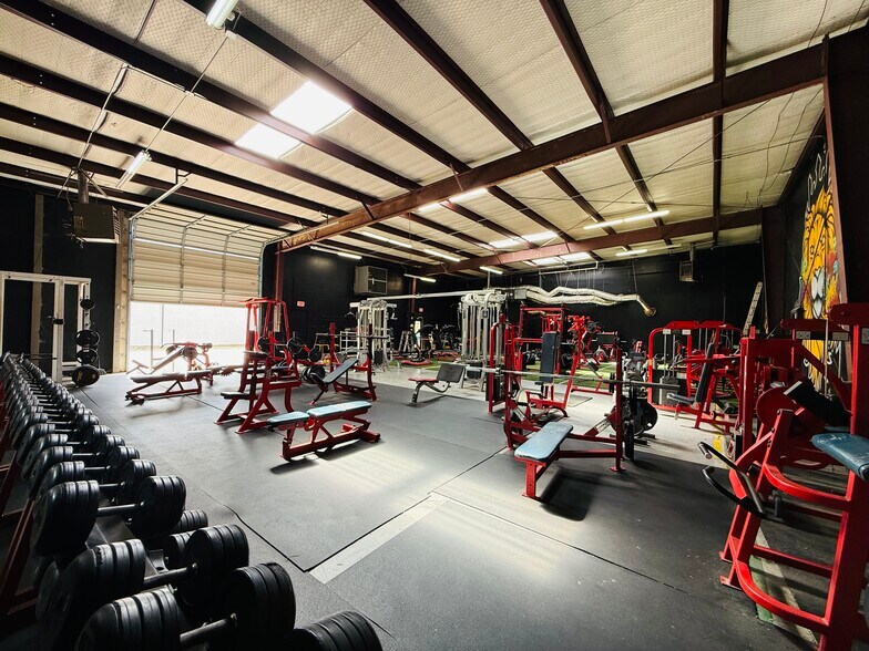 More Photos Of 1610 Wynn Joyce Rd, Garland Freestanding For Sale