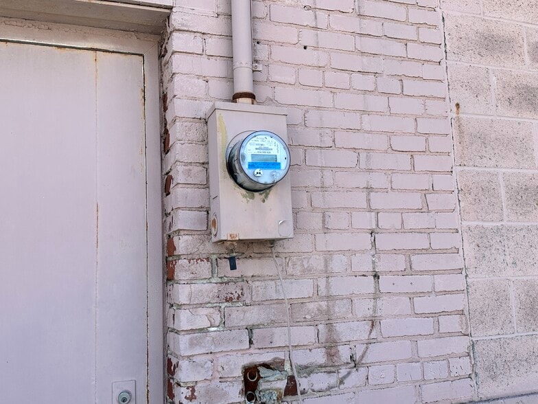 More Photos Of 201 W 3rd St, Marion General Retail For Sale