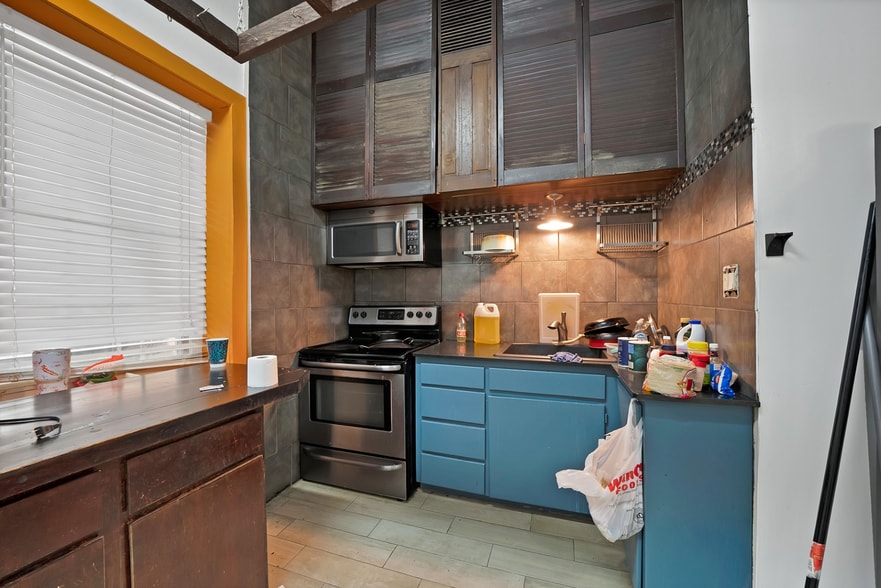 More Photos Of 204 W Mccart St, Krum Storefront Retail Office For Sale