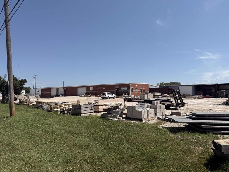 More Photos Of 205 35th St, Bettendorf Warehouse For Lease