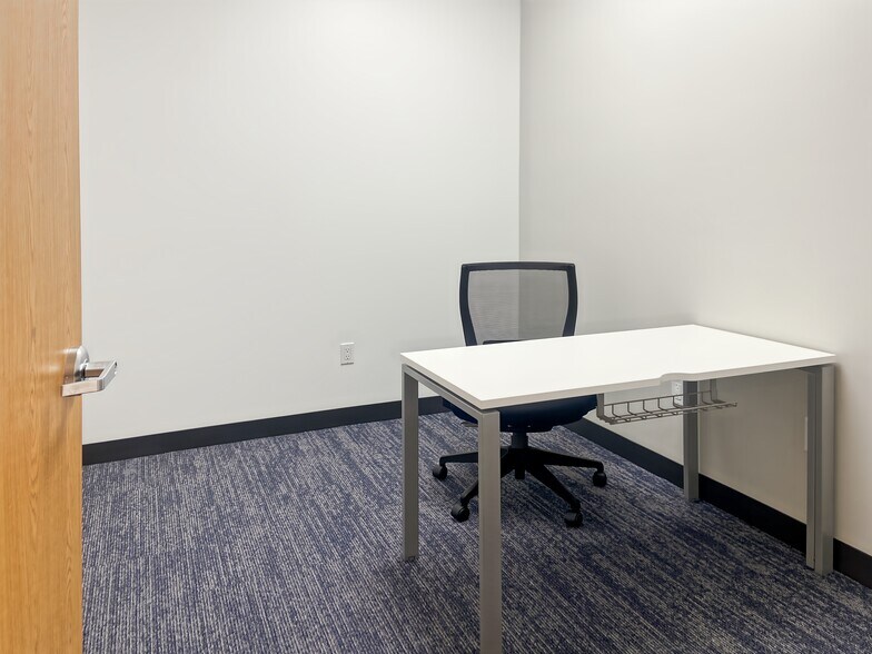 More Photos Of 16100 Cairnway Dr, Houston Coworking Space
