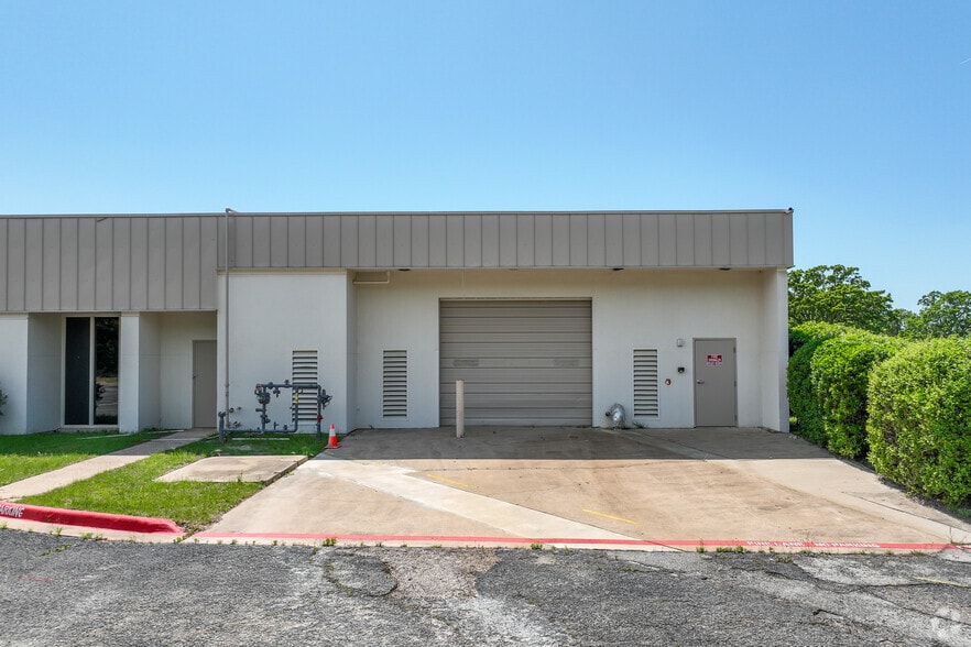 More Photos Of 2050 State Highway 31, Athens Showroom For Lease