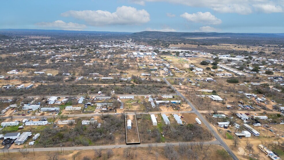 More Photos Of 919 Austin St, Kingsland Flex For Sale