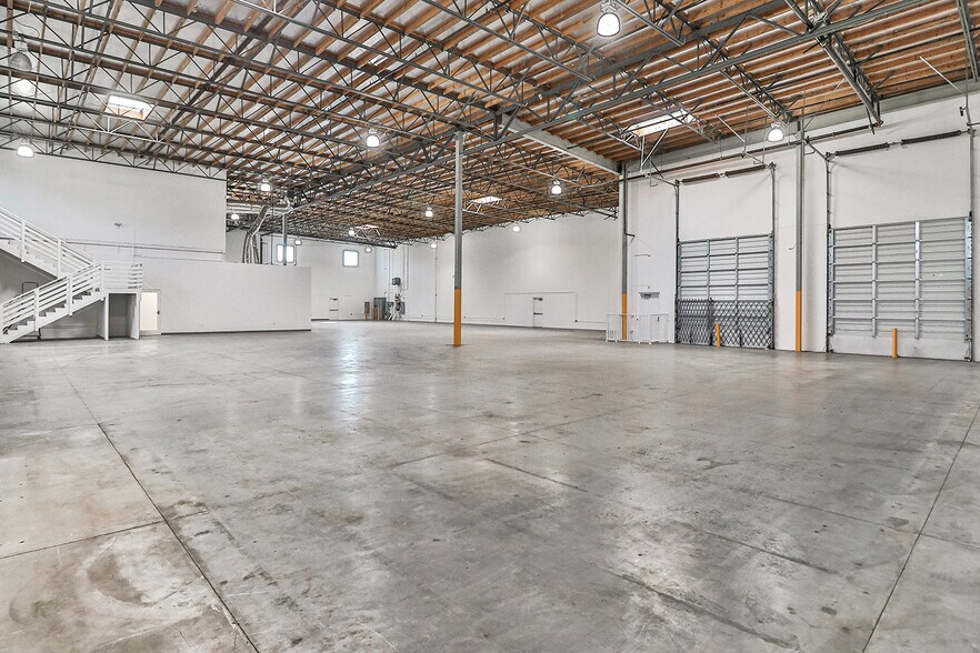 More Photos Of 14350 Arminta St, Panorama City Manufacturing For Lease