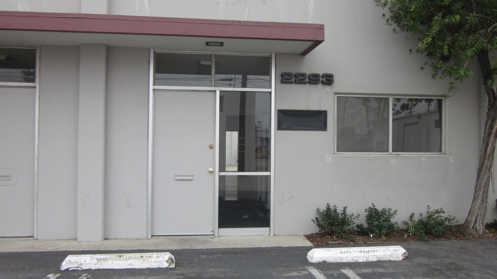 More Photos Of 2277-2295 1/2 S Grand Ave, Santa Ana Warehouse For Lease