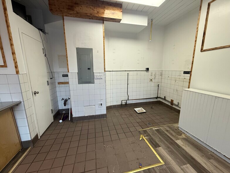 More Photos Of 496 Hudson St, New York Storefront Retail Residential For Lease