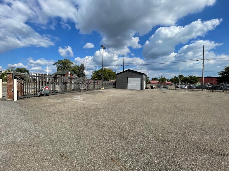 More Photos Of 530 Walnut Ave NE, Canton Storefront Retail Office For Sale