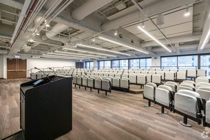 More Photos Of 333 S Wabash Ave, Chicago Office For Lease