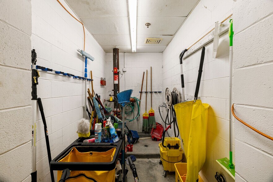 More Photos Of 821 King George Blvd, Savannah Unknown For Lease