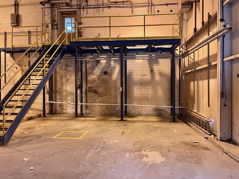 More Photos Of 128 Bingham Rd, Asheville Light Manufacturing For Lease