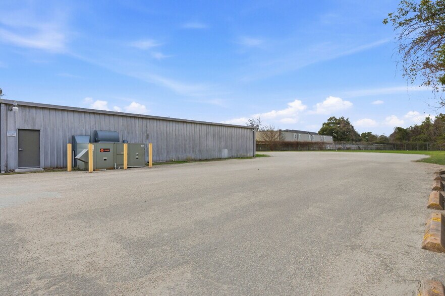 More Photos Of 13025 Fadeway ln, Houston Industrial For Lease