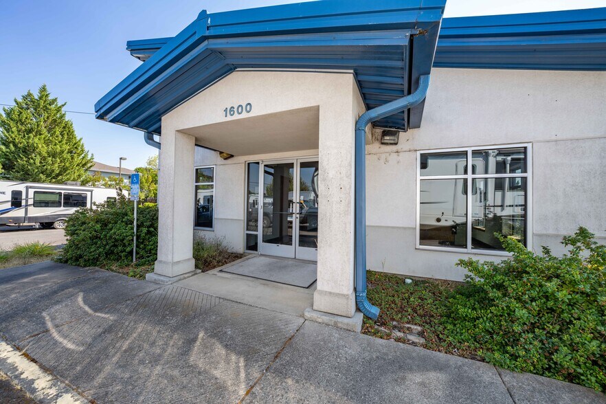 More Photos Of 3976 Crater Lake Ave, Medford Auto Dealership For Lease