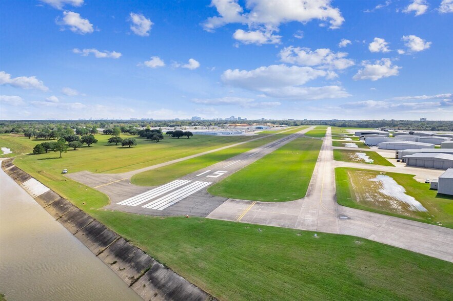 More Photos Of 18000 Groschke Rd, Houston Airplane Hangar For Sale