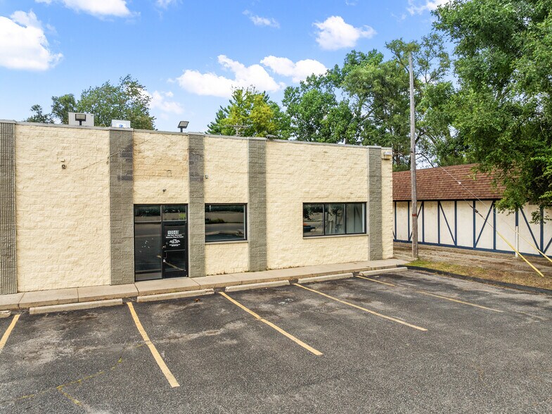 More Photos Of 10840-10850 W 9 Mile Rd, Oak Park Freestanding For Lease