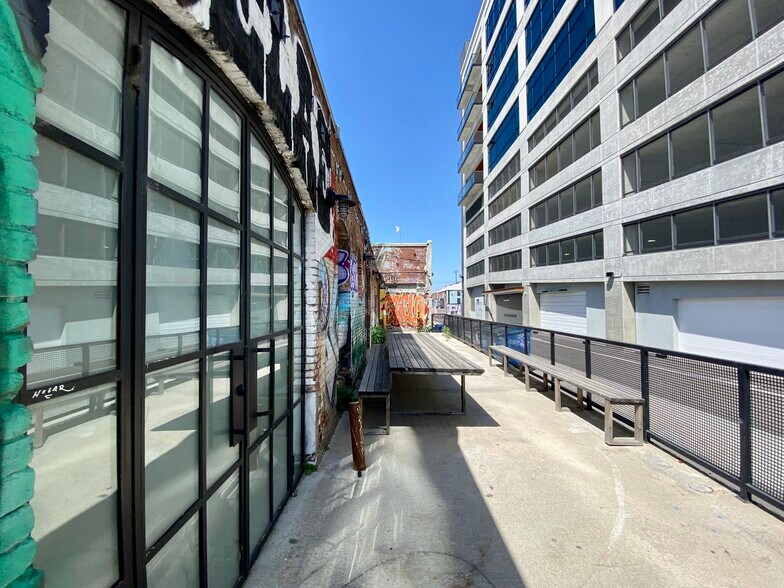 More Photos Of 2143 Bay St, Los Angeles Office For Lease