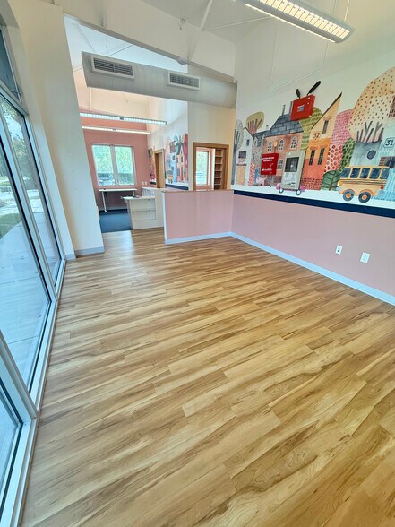 More Photos Of 6051 Bayshore Dr, Naples Daycare Center For Lease