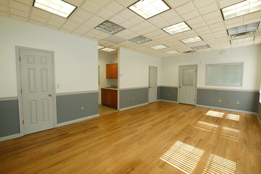 More Photos Of 30 W Price St, Linden Showroom For Lease