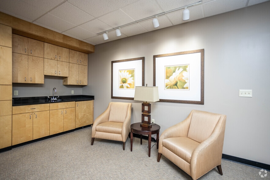 More Photos Of 2100 E High St, Springfield Apartments For Lease