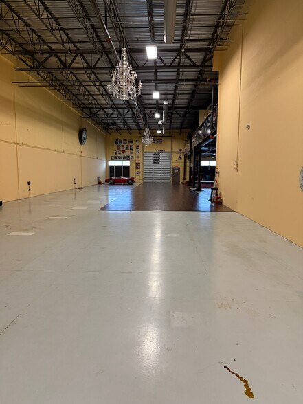 More Photos Of 14930 Corporate Rd S, Jupiter Warehouse For Lease