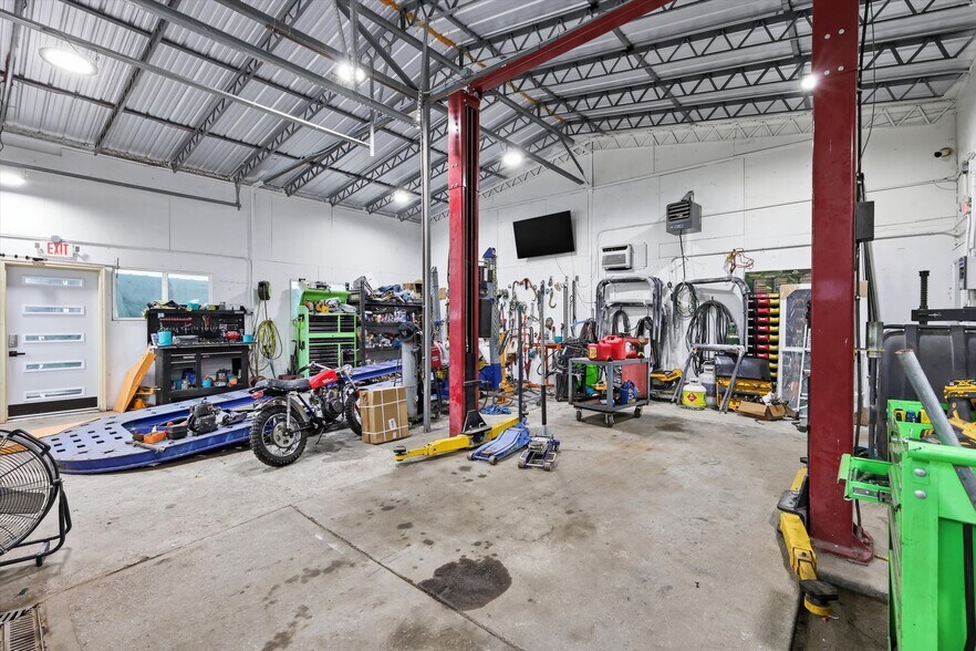 More Photos Of 7511 Leavenworth Rd, Kansas City Auto Repair For Sale