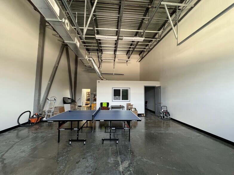 More Photos Of 4227 S Main St, Stafford Showroom For Lease