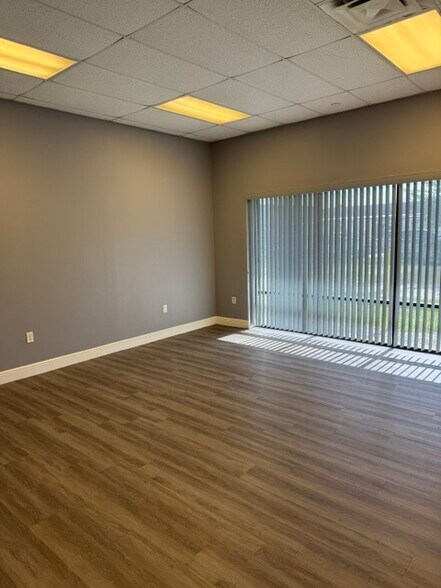More Photos Of 9507 Palm River Rd, Tampa Warehouse For Lease