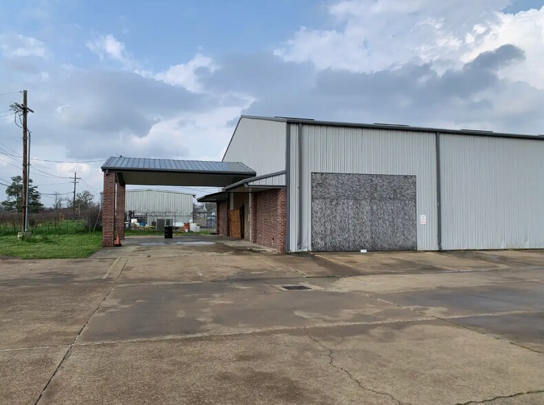 More Photos Of 2030 N Mall Dr, Alexandria Showroom For Sale