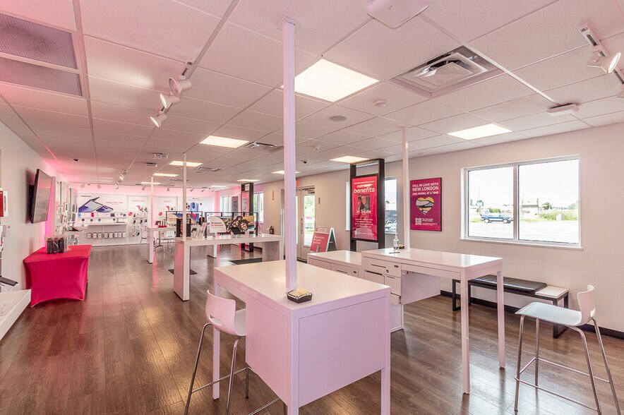 More Photos Of 1186 N Shawano St, New London General Retail For Lease