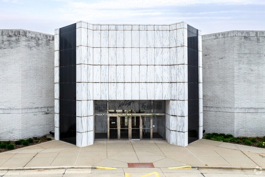 More Photos Of 5 Woodfield Mall, Schaumburg Unknown For Sale